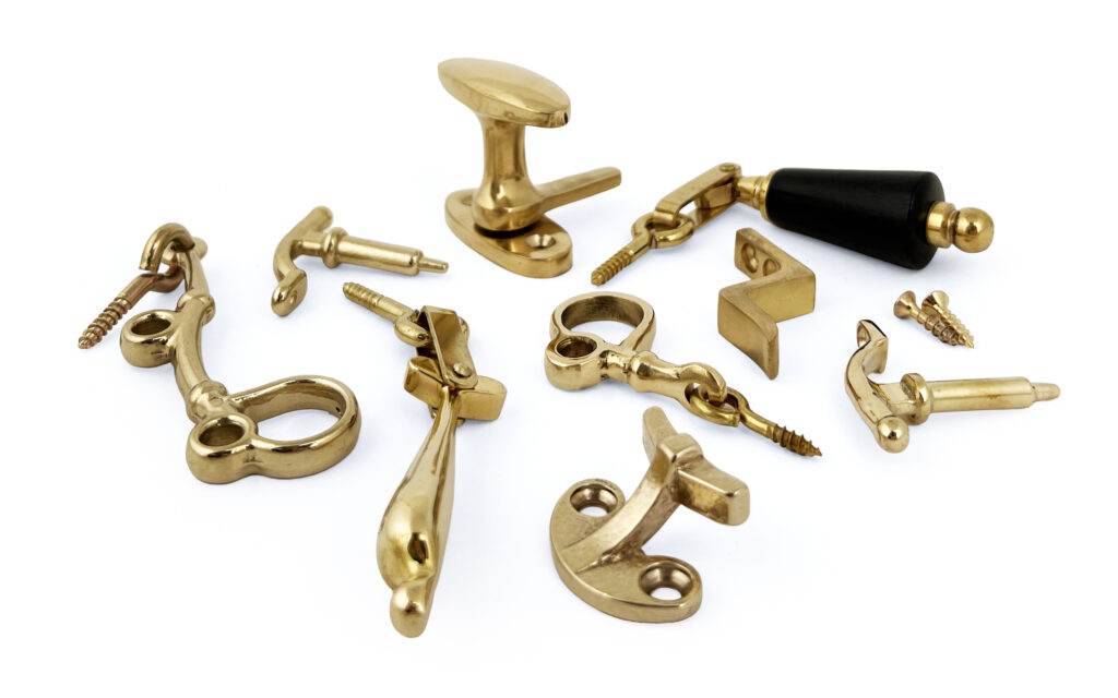 Flera mässingbeslags från Sibes